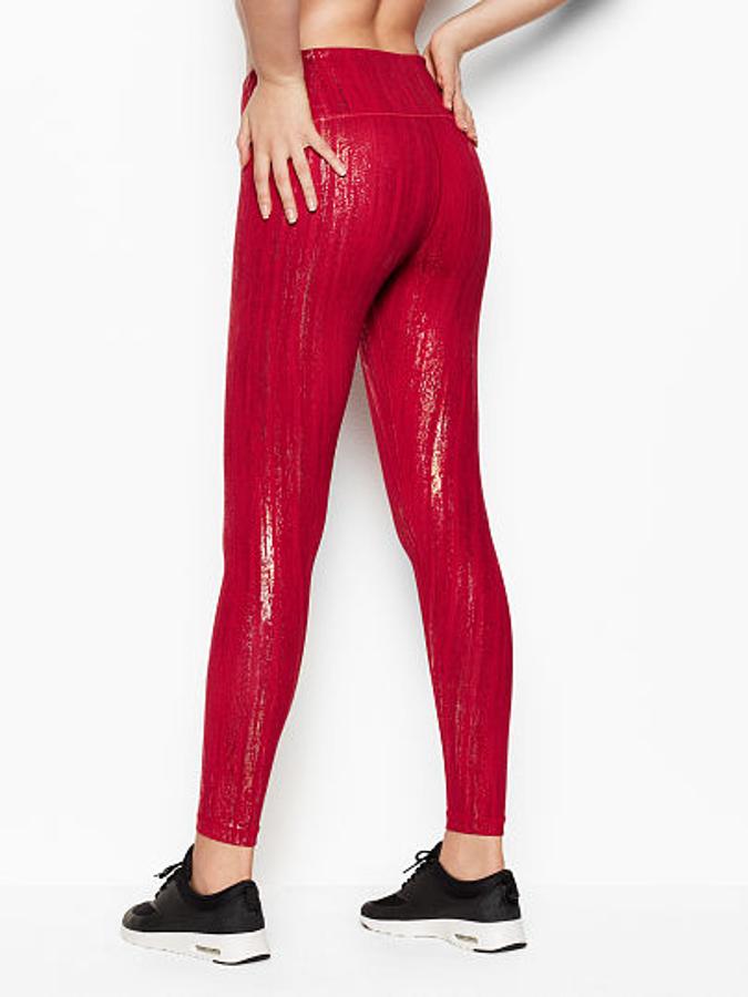 Para entrenar en Navidad que mejor qué estas mallas rojas con detalles en plateado de Victoria` Secret. Precio: 74.98 euros.