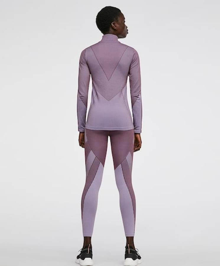 Oysho tiene una línea deportiva que nos encanta. Sus precios son asequibles y sus prendas están muy a la moda. Mallas 25,99 euros. Camiseta: 22,99 euros.