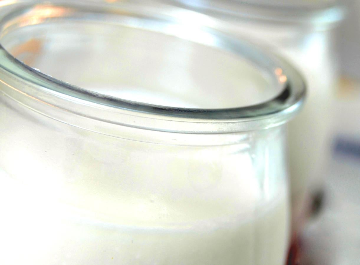 Muchas personas acostumbran a tirar el líquido del yogur y esto es un gran error ya que su aporte en proteínas es muy grande. De hecho estás tirando una gran cantidad de agua, sales minerales, calcio y fósforo que podrían hacer mucho bien a tu organismo.