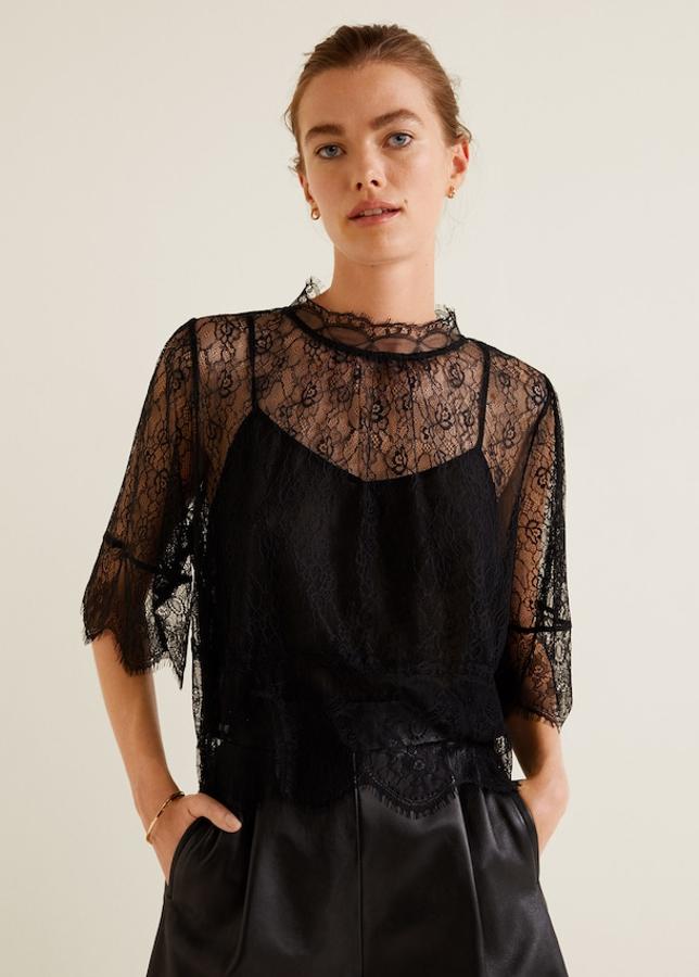Esta blusa matiza la transparencia del encaje con un top interior. Lleva un bajo asimétrico (Mango 29,99 euros).