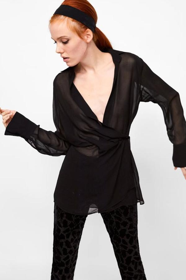 Blusa semitransparente de escote pico cruzado y manga larga (Zara, 29,95 euros).