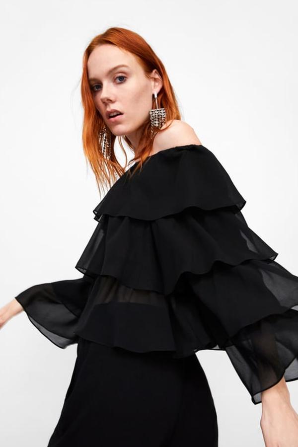 Blusa fluida de escote elástico y hombros descubiertos, con detalle de volantes combinados a tono (Zara, 29,95 euros).