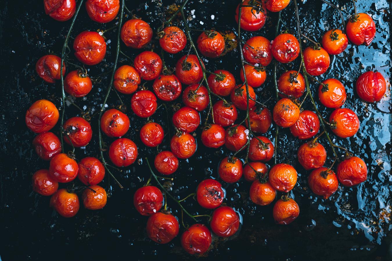 Aunque la mayoría de alimentos pierden sus propiedades al ser calentados o cocinados, los expertos han demostrado que al calentar los tomates intensificamos el licopeno (un gran antioxidante) contenido en ellos por lo que se convierten en un alimento aún más saludable que si estuviera crudo.