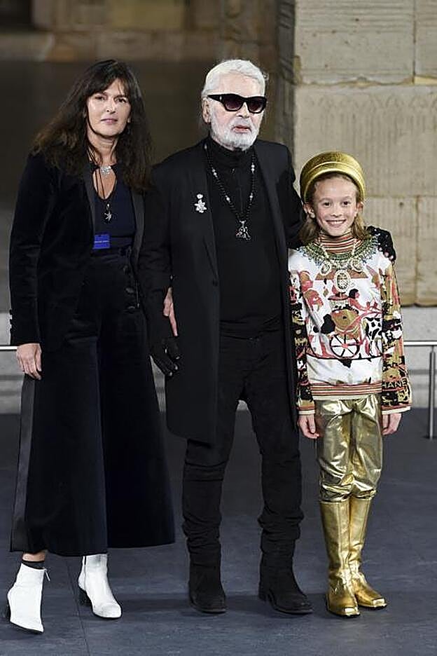 Karl Lagerfeld junto a Virgine Viard y el pequeño Hudson Kroenig.