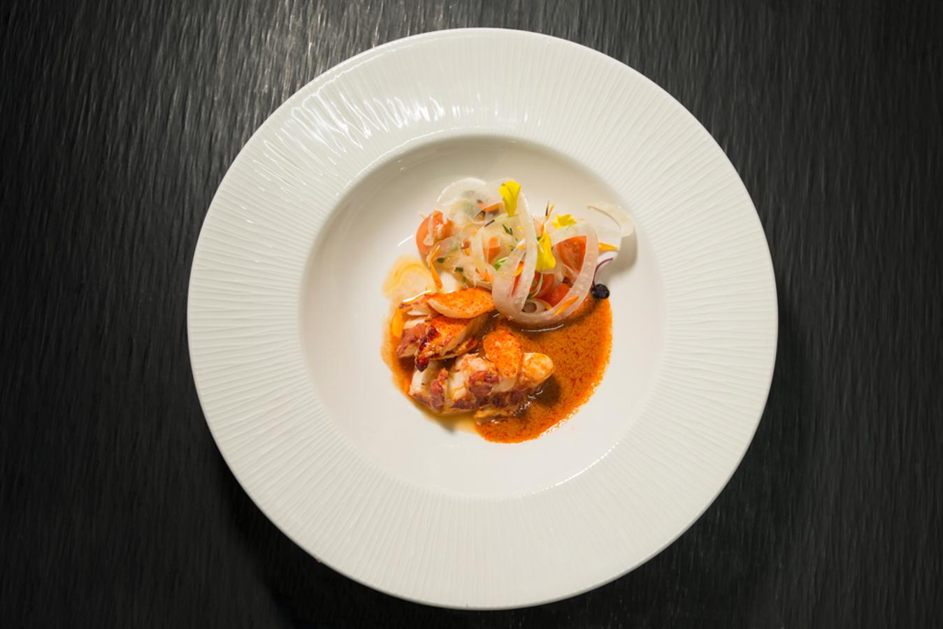 Es el primer año que el  Hotel Elba Madrid Alcalá  celebra su cena de Nochevieja, ya que se inauguró apenas hace un año. Ilusionados, desde el hotel nos cuentan que esta es la mejor manera de terminar un año redondo: con un menú delicioso que deleitará el paladar de hasta los más exigentes. Bryson basa su cocina en  productos tradicionales de las mesas navideñas , como el bogavante, la lubina o el cordero lechal. Lujosas guarniciones dan entrada a ingredientes originales como la chirivía, el aceite de lima o el alga wakame, que conforman un menú espectacular. Los aperitivos de bienvenida incluyen una Bola de foie crocante con mermelada de higos, un Chupito de gazpacho de remolacha con jamón ibérico y Tartar de salmón con alga wakame. Como entrantes, con el Consomé de cordorniz, de toque casero y sabroso, y el Bogavante preparado a la plancha con su crema, que se acompaña de ensalada de hinojo y aceite de lima kéfir, un plato original y muy sabroso. El plato principal de pescado es una Lubina salvaje que se presenta con un guiso de setas de temporada, suave y en el punto justo de cocción. para terminar, un Lingote de cordero lechal en su jugo. Y, para poner el broche dulce a este derroche de deliciosas viandas, el postre: Crujiente de nougat, frutos secos y mousse de chocolate de Perú.Los vinos escogidos por Bryson para acompañar este menú de Fin de Año pertenecen a dos bodegas de solera, Marqués de Riscal y Protos.Precio del menú con cotillón y baile:  190 euros (IVA incluido)