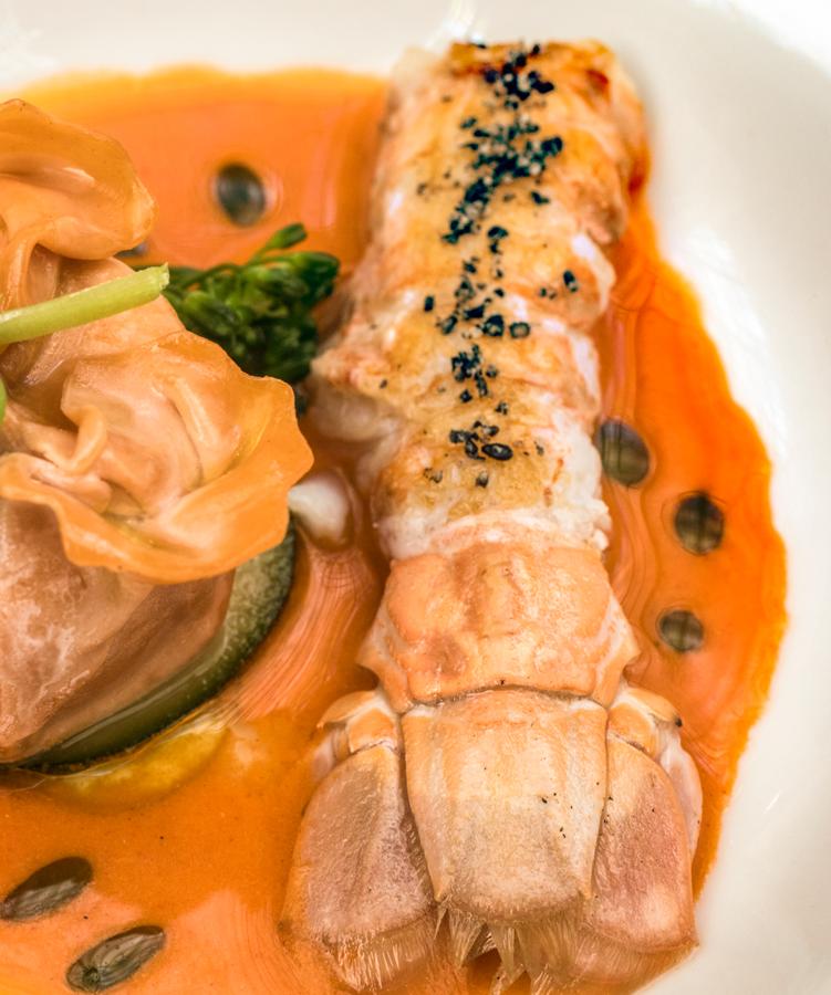 Jesús Sánchez , chef cántabro 2 estrellas Michelín, será el encargado de la puesta en escena (culinaria) del  Hotel The Westin Palace , que lleva ya 8 años llevando a los cocineros más reconocidos del país a sus cenas de Nochevieja. En esta ocasión Sánchez deslumbra con creatividad y maestría con un menú de altura muy difícil de superar. Bajo el título "identidad cántabra" el chef evoca la despensa del Cantábrico, aunando mar y montaña con una propuesta gastronómica en la que sobresale el producto de temporada. El menú comienza con 3 aperitivos: un pan de especias con morcilla de Liébana, su versión de la Gilda y un perfecto de foie caramelizado. Por supuesto, no podía faltar como entrante una anchoa de Cantabria con bocarte, para continuar con una delicada crema de alcachofas con cardo y bombón de foie y trufa. El punto de mar lo aporta la cigala asada con ravioli de marisco y crujiente de tinta (en la imagen) y la montaña llega con la ternera de Cantabria en costra de patata con velo de semillas. Para finalizar, un sorbete cítrico con mandarina y eucalipto como pre-postre (¡delicioso!) y de broche final, Pasión por el chocolate con gianduja y helado de café. Antes de las uvas unos dulces de Cantabria con el café. Marqués de Riscal Limousin, Barón de Chirel y champagne Laurent Perrier acompañarán las creaciones de Jesús Sánchez. Cena de Gala y Cotillón:  635 euros por persona