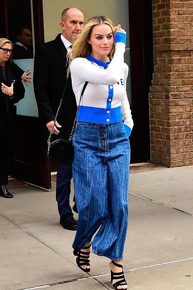 La actriz Margot Robbie con total look de Chanel.