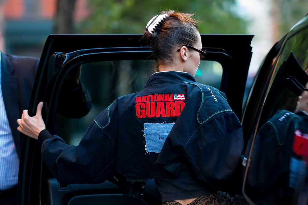 Podemos asegurarte que una de estas pinzas para el pelo será tu mejor compra. Bella Hadid es tan fan que incluso las utiliza para el día a día. Hazte con una del tamaño adecuado al volumen de tu cabello y, una vez que te hayas hecho una coleta, recógelo con ella. Este peinado soportará hasta el entrenamiento más duro.