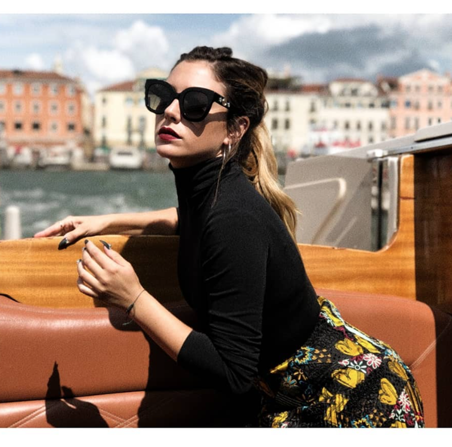 Una cola de caballo totalmente en tendencia: a media altura y con la melena texturizada para buscar un efecto despeinado un poco pasado de vueltas.