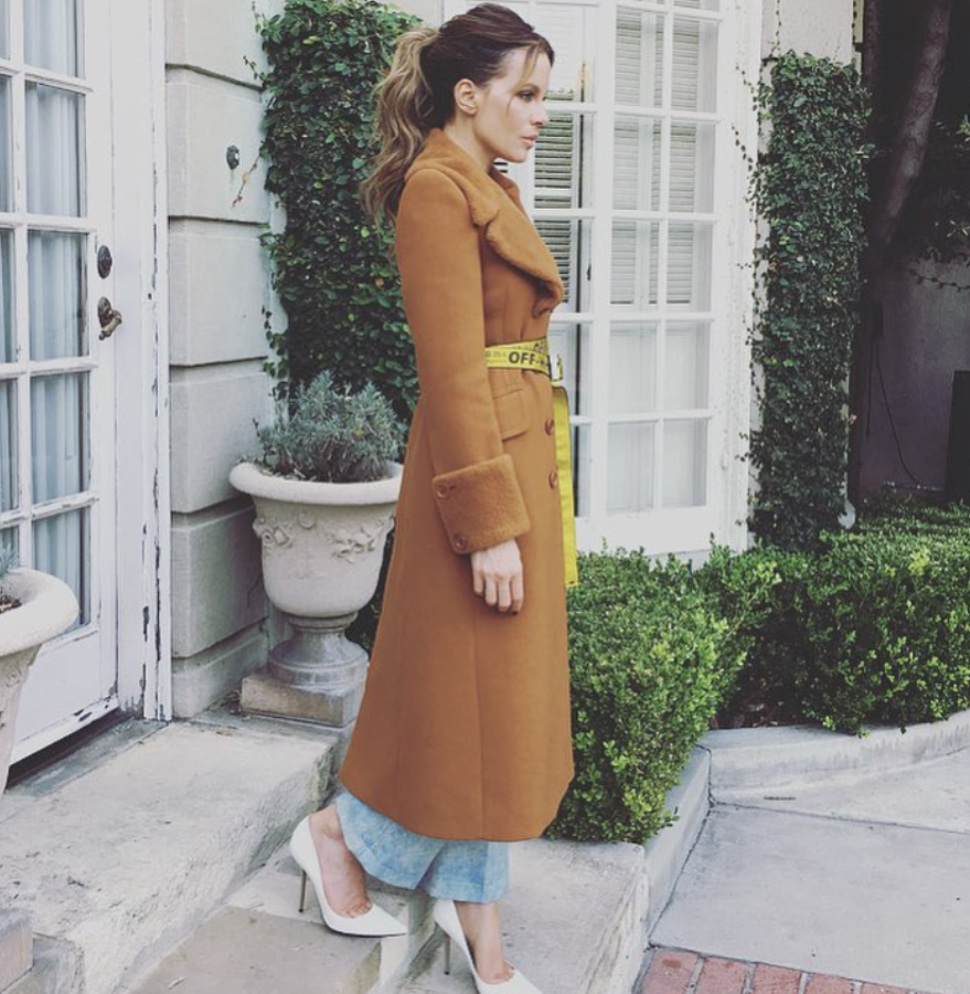 La versión más en tendencia de la cola de caballo: a media altura, con la melena ligeramente ondulada y simulando un recogido descuidadamente despeinado.