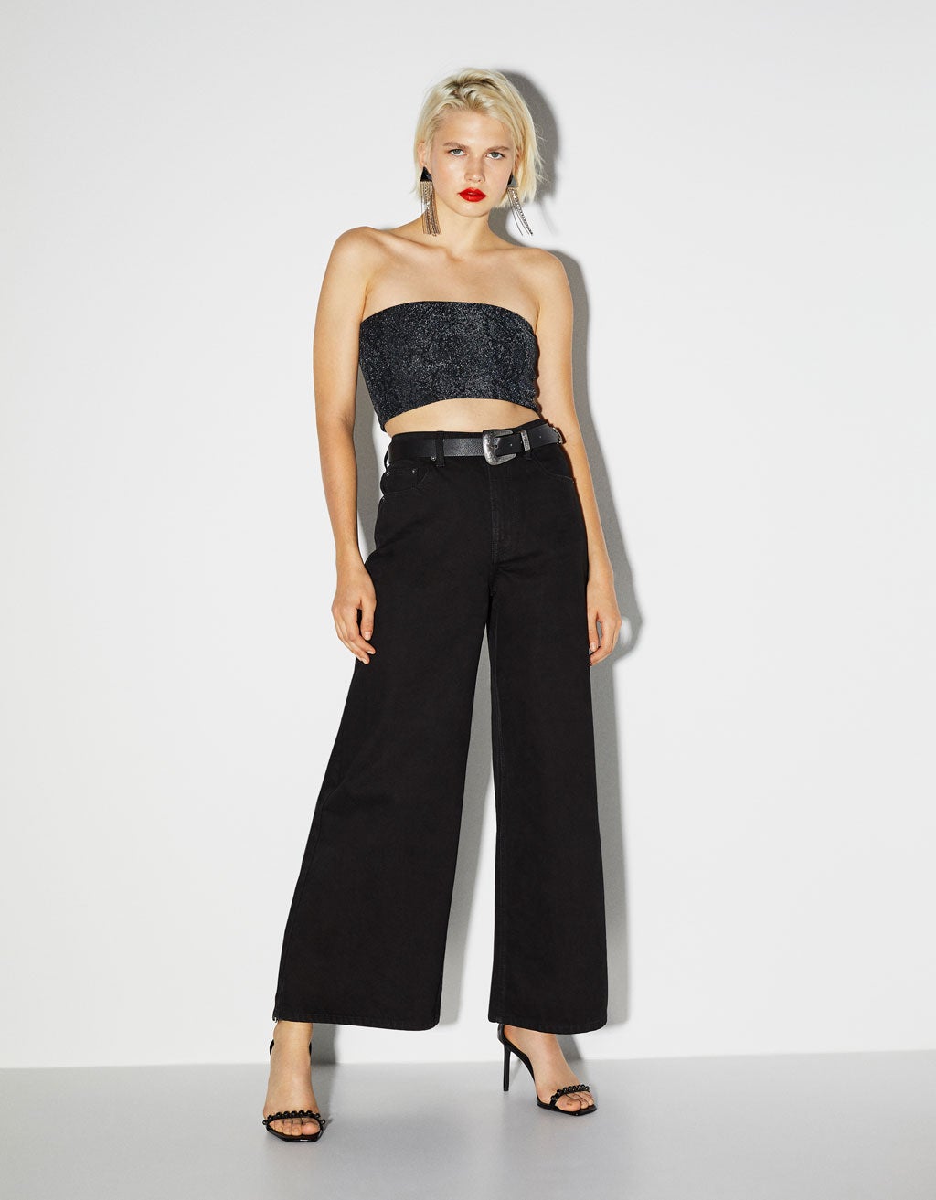 Conjunto de top con pantalones de pata ancha: 39 euros en Bershka.