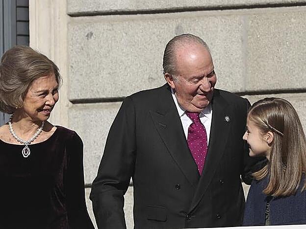 Los Reyes Eméritos junto a su nieta.