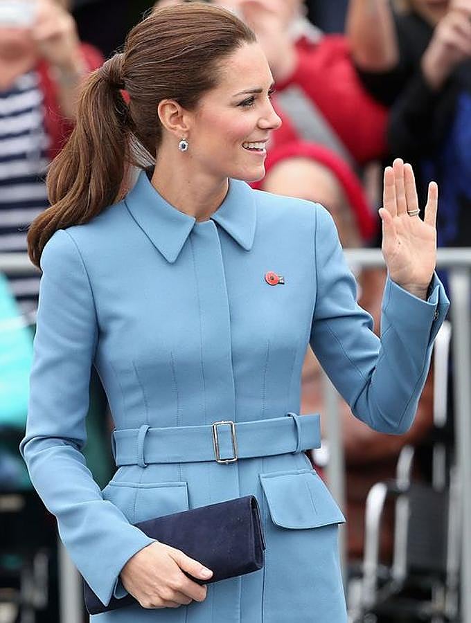 Es la verdadera reina de la cola de caballo: aunque la lleva tanto baja como a media altura, es esta última posición la que prefiere. No suele buscar ningún tipo de volumen ni efecto. A lo sumo, las adorna con un lazo de terciopelo.