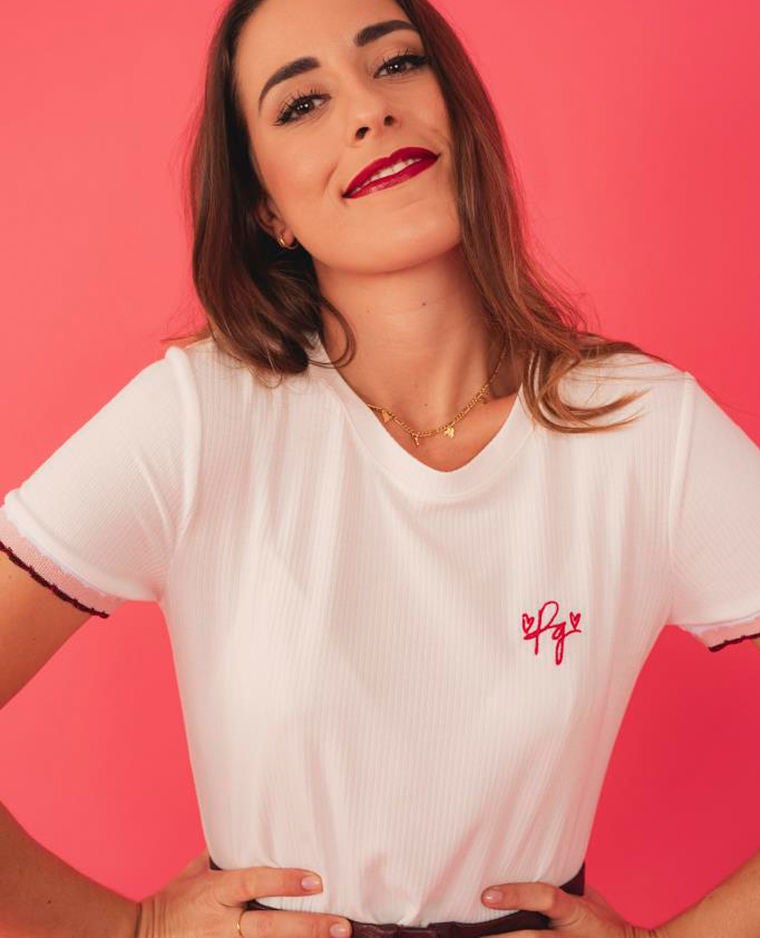 Top crop diseñado por aula Gonu, con mensaje de PG (personas guapas): 12,99 euros en Pimkie.