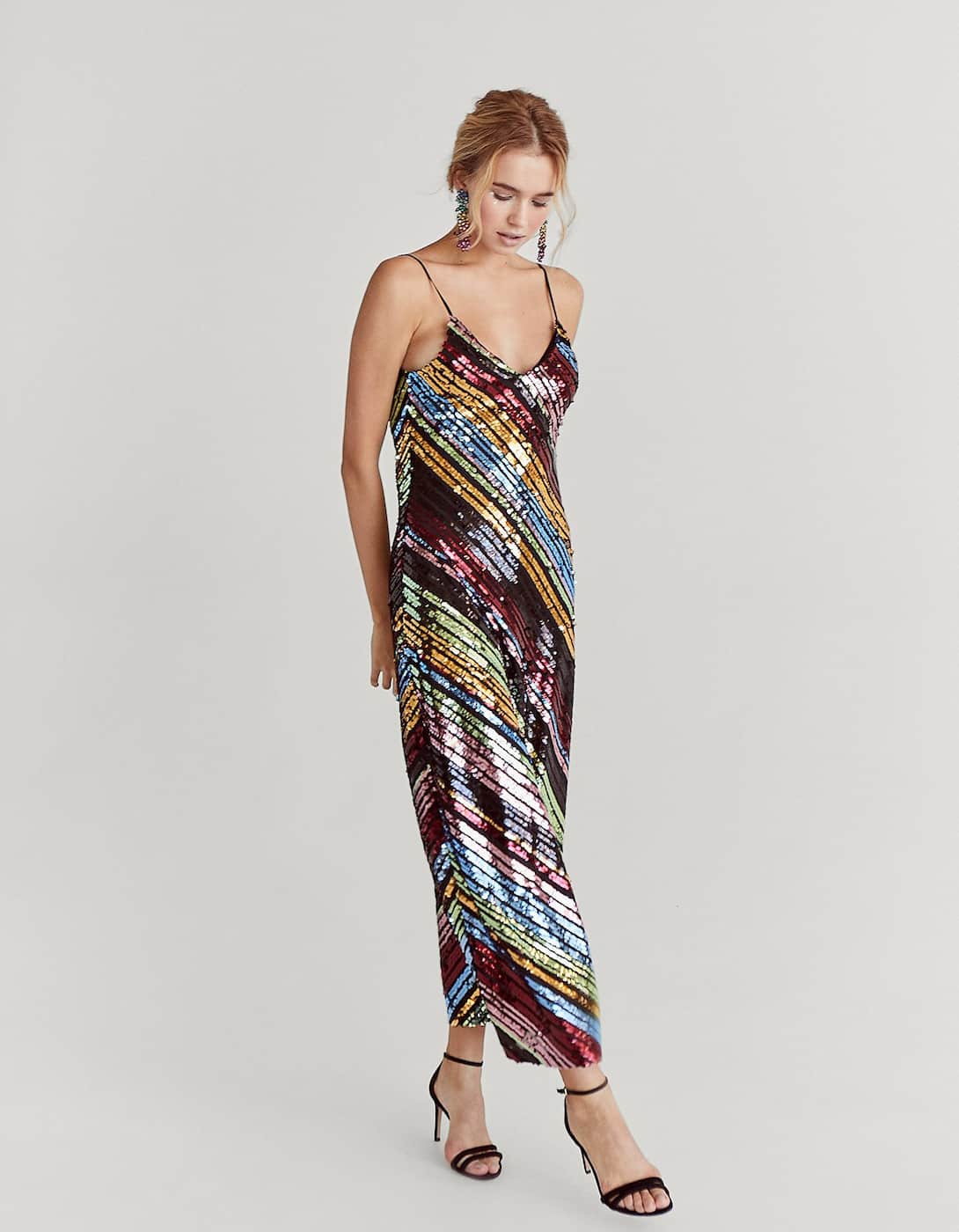 Vestido de tirantes con lentejuelas haciendo un dibujo geométrico de Stradivarius: 59,99 euros.