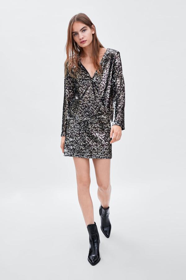 Cuerpo de lentejuelas con estampado animal y escote en pico, 29,95 euros.