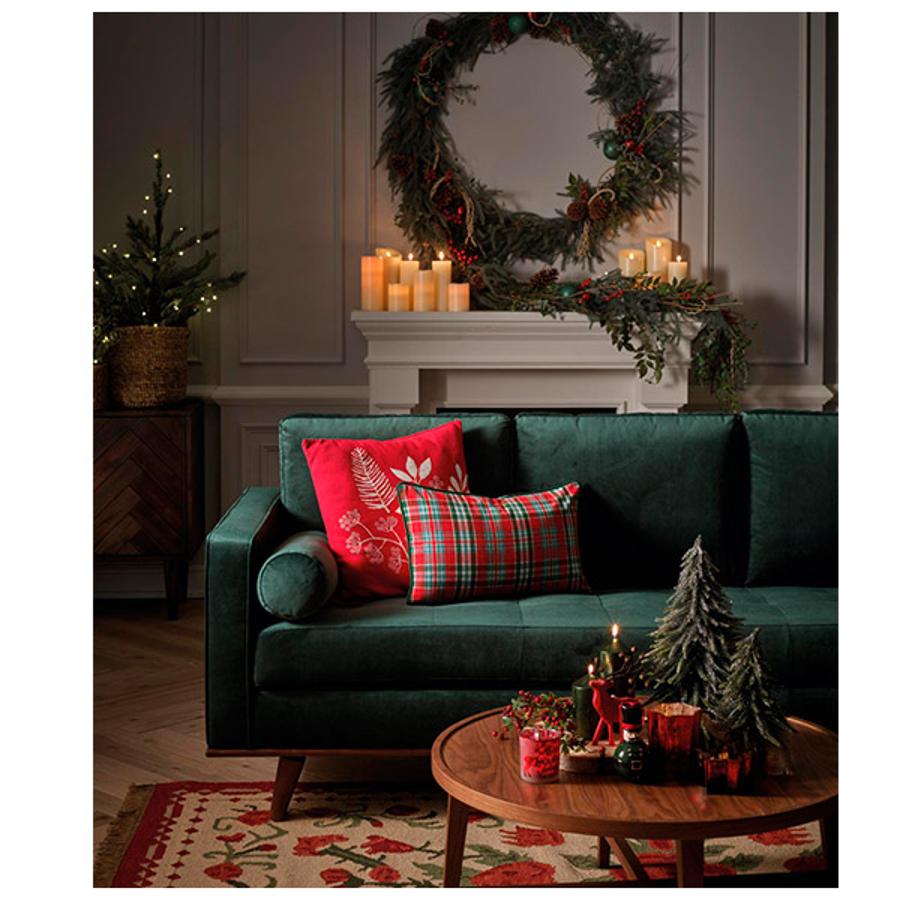 El rojo y el verde se convierten en los protagonistas de la decoración de tu casa estas Navidades con adornos de inspiración clásica como estos de El Corte Inglés.