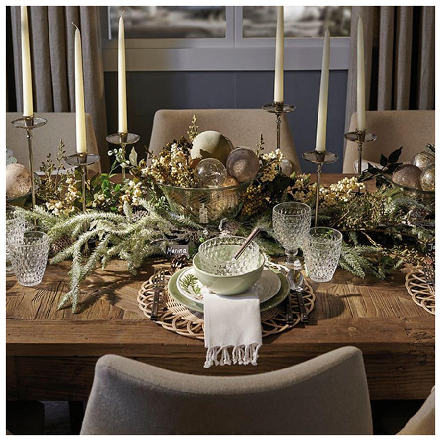 La mesa se convierte en el centro de la Navidad, tanto por los deliciosos platos de tus menús, como por el mimo con la que la decoramos durante las Fiestas. Y nos ha enamorado esta propuesta de El Corte Inglés, en la no hay espacio para el minimalismo y el dorado y los elementos naturales juegan un papel protagonista.