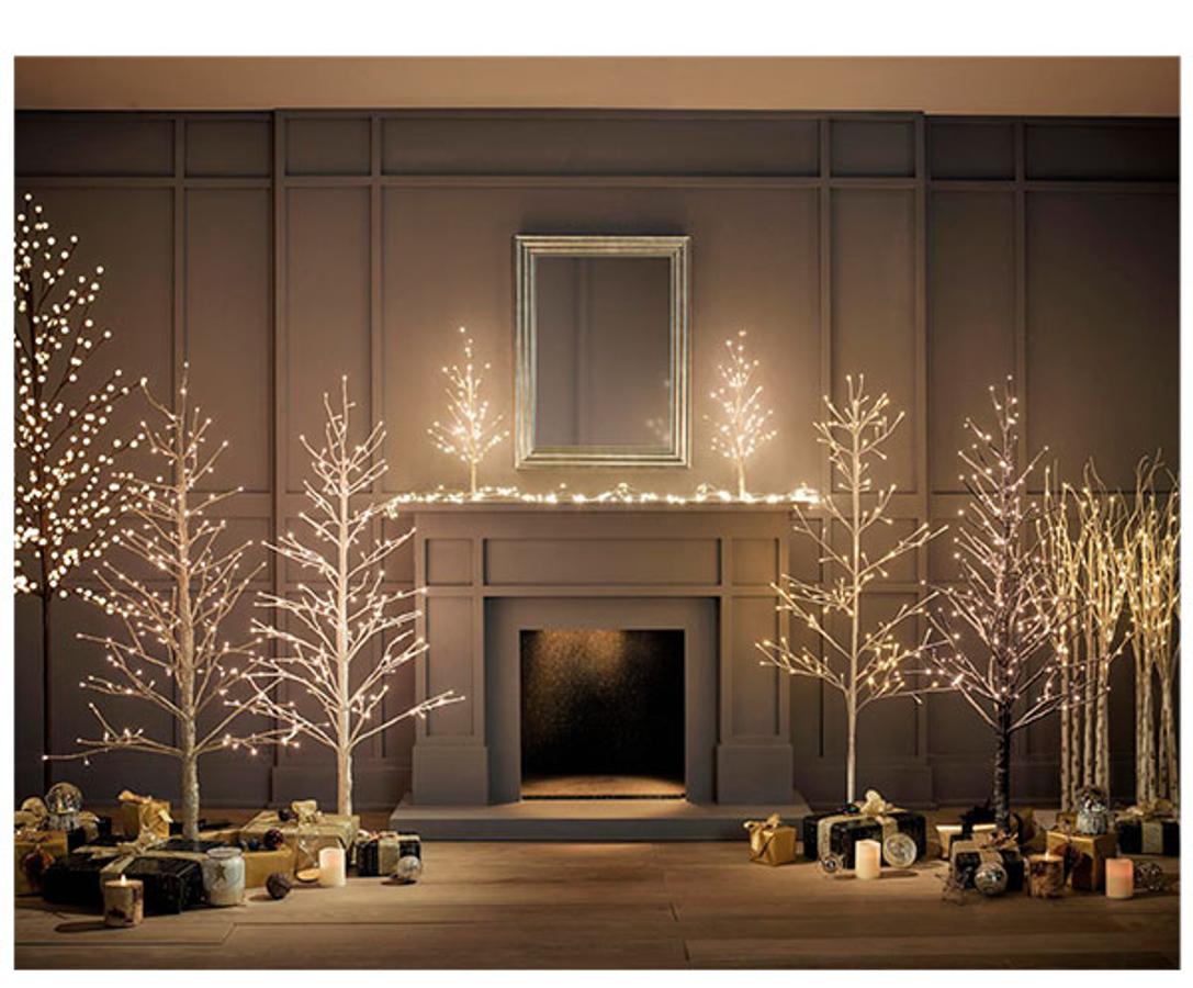 Los árboles de luz de El Corte Inglés (con precios desde los 29.95 euros) se han convertido en una alternativa súper elegante para sustituir al clásico abeto en espacios minimalistas pero muy sofisticados.