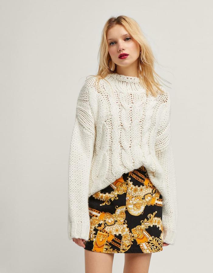 Falda denim con estampado de cadenas, 17,99 euros.