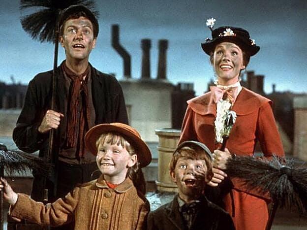 Julie Andrews y Dick van Dyke, con los pequeños Matthew Garber y Karen Dotrice.