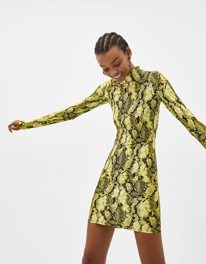Vestido con estampado de serpiente en amarillo chillón, 15,99 euros.
