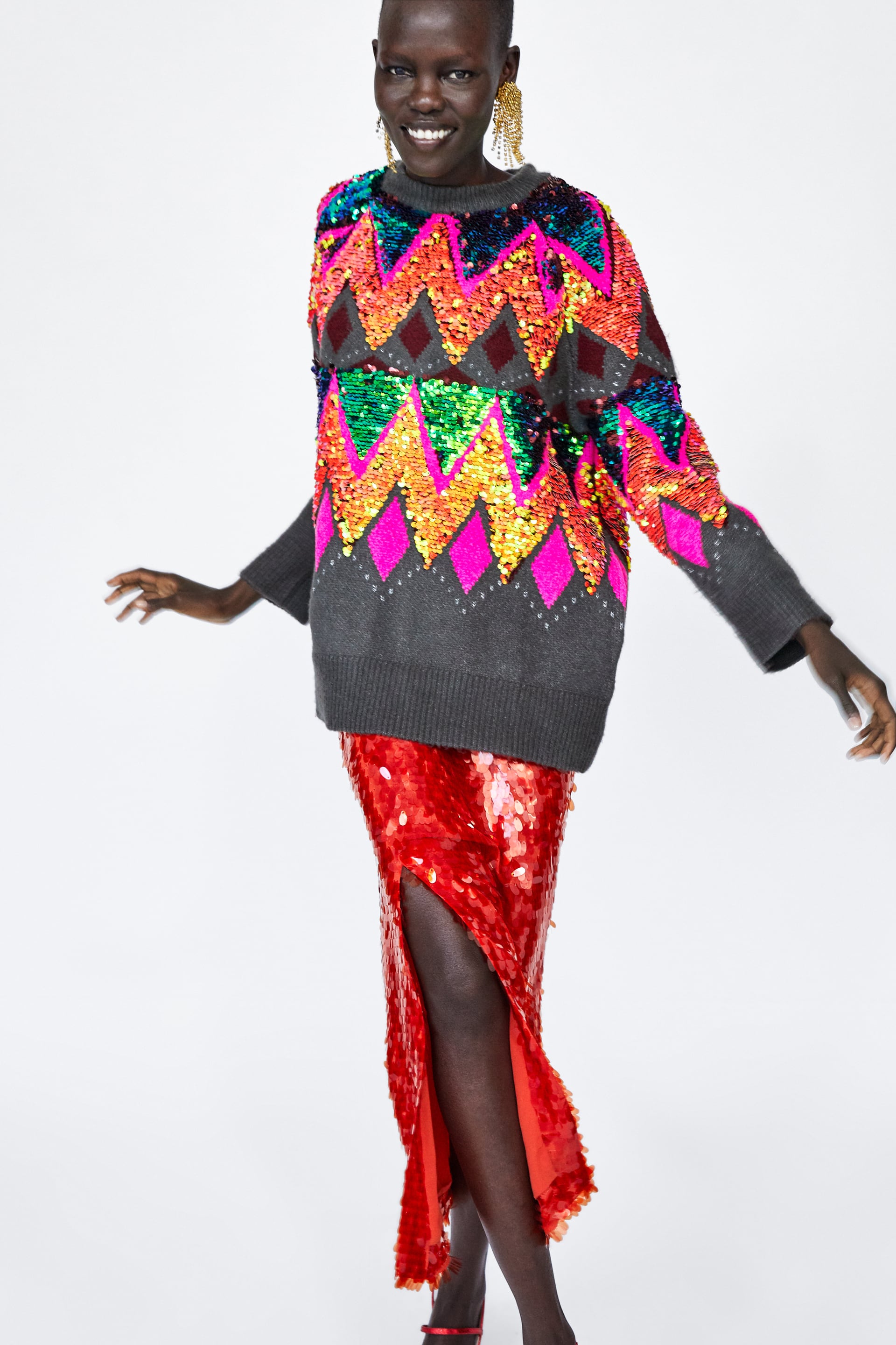 Jersey oversize de lentejuelas de Zara: 39,95 euros.