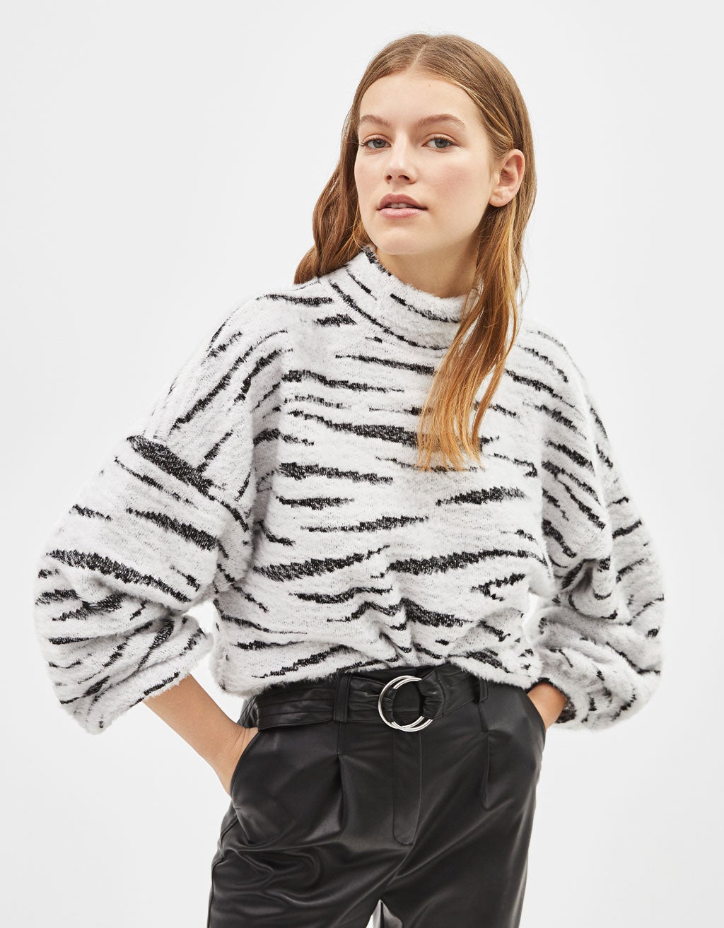 Jersey con estampado de cebra de Bershka: 22,99 euros.