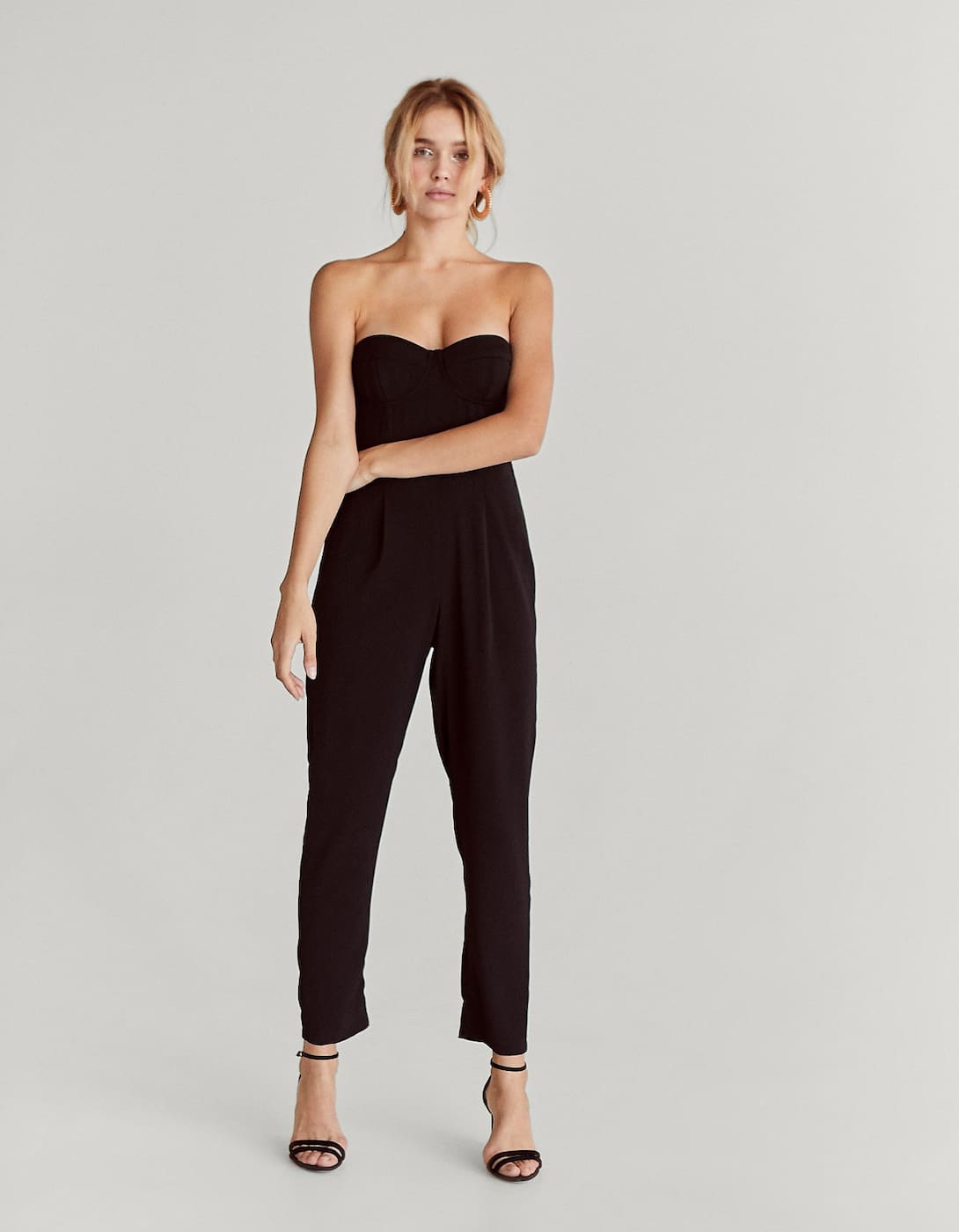 Mono palabra de honor en color negro: 29,99 euros en Stradivarius.