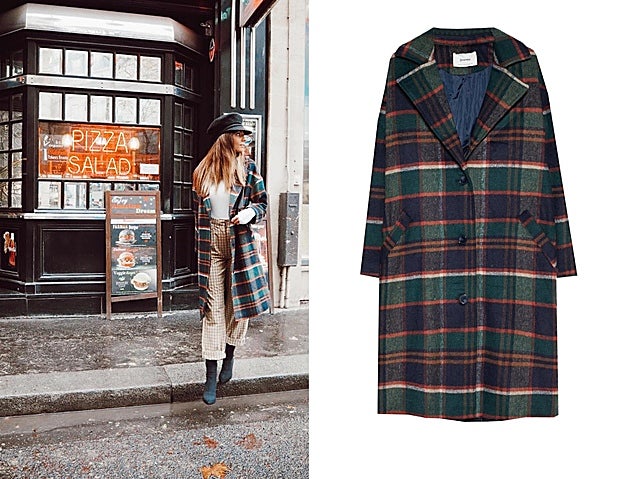 Aretha Fusté con abrigo de cuadros de Stradivarius que cuesta 55,99 euros.