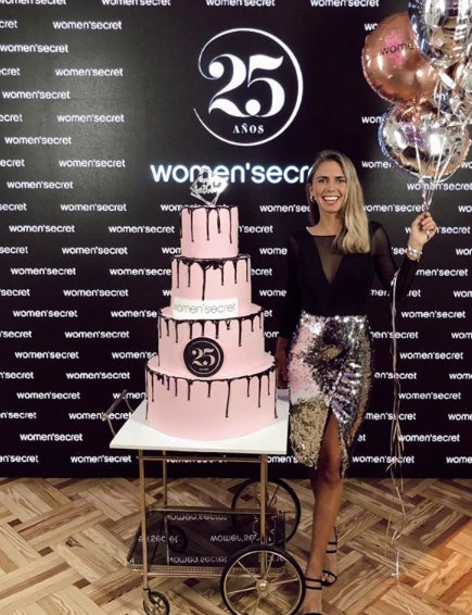 Ya hablamos de este look días atrás, pero es que nos encanta. Lucía Bárcena se decantó por una falda 'brilli brilli' de Bershka y un body semitransparente de Women Secret.