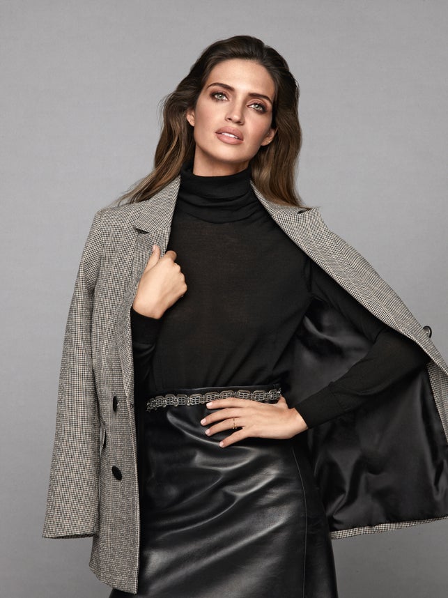 Jersey de cuello alto y chaqueta de traje, de Cortefiel; falda de piel, de Louis Vuitton.