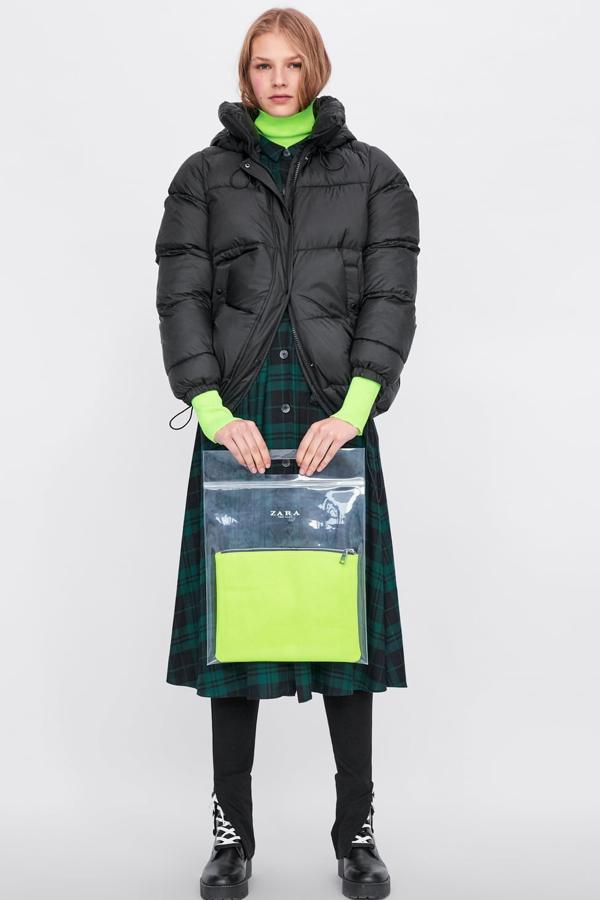 Cazadora con capucha y bajo asimétrico ajustable y bolsillos delanteros de vivo con botón a presión. Contiene relleno térmico SORONA DUPONT, un material es aislante que retiene el calor corporal. Pasa de 49,95 a 29,99 euros.