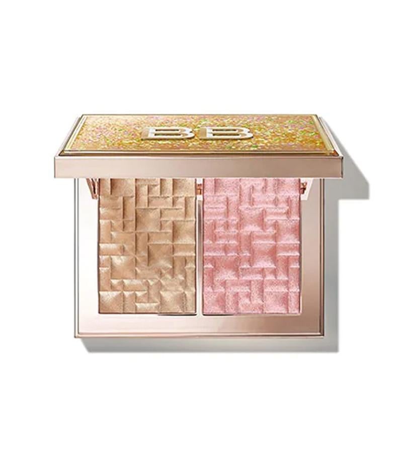 Esta paleta incluye dos tonos del Highlighting Powder en un tamaño deluxe. Sus pigmentos de perlas se pueden usar individualmente para obtener un brillo sutil o en capas para crear un brillo más intenso.  Highlight & Glow Highlighting Powder Duo de Bobbi Brown  (75 €).