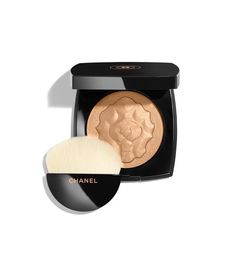Su fórmula, fina y translúcida, ilumina el rostro con reflejos iridiscentes, marfiles y dorados. “La fuerza del león, que Gabrielle Chanel apreciaba tanto, evoca el coraje y la extravagancia de la mujer que usa su imagen o sus colores. Esta colección es una oda a la positividad, una actitud que puede exhibirse más fácilmente en eventos animados”, explica Lucia Pica, make up artist de Chanel.  Le Lion de la colección Maximalisme de Chanel  (60 €).