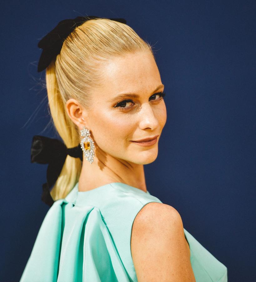 Las coletas han sido el recogido estrella de las distintas temporadas del año, donde los accesorios han sido claves para cambiar su imagen. Poppy fue de las primeras famosas en lucirla durante la alfombra roja, donde apostó por añadir tres lazos negros: uno en la base, otro en el medio y el último en las puntas. El resultado no puede ser más chic.