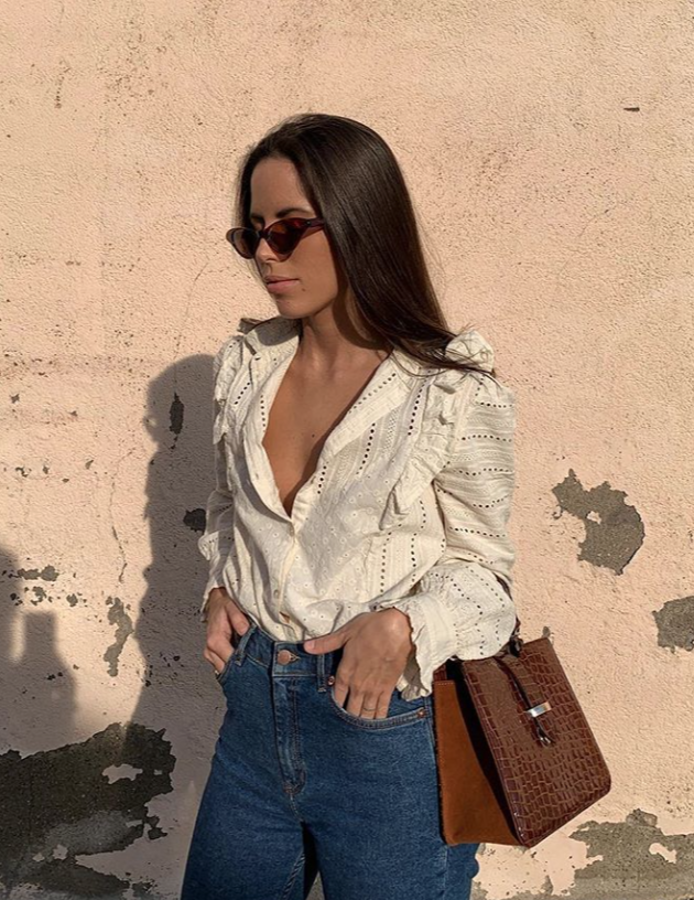 La "influencer" lleva un maravilloso diseño de Balzac París, de estilo retro con calados y volantes, confeccionado en Portugal (125 euros).