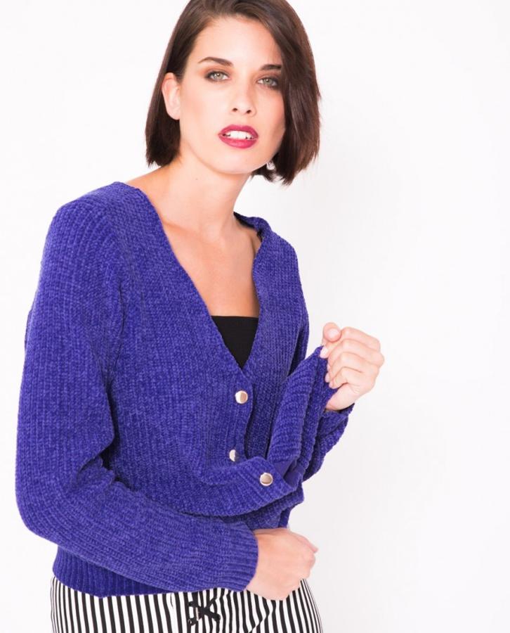 Cardigan de chenilla en color azul y con cuello en pico, 39,99 euros.