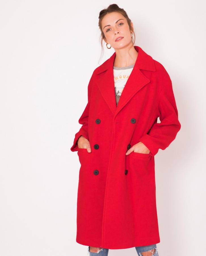 Abrigo clásico en color rojo, con bolsillos laterales y apertura trasera, 99,99 euros.