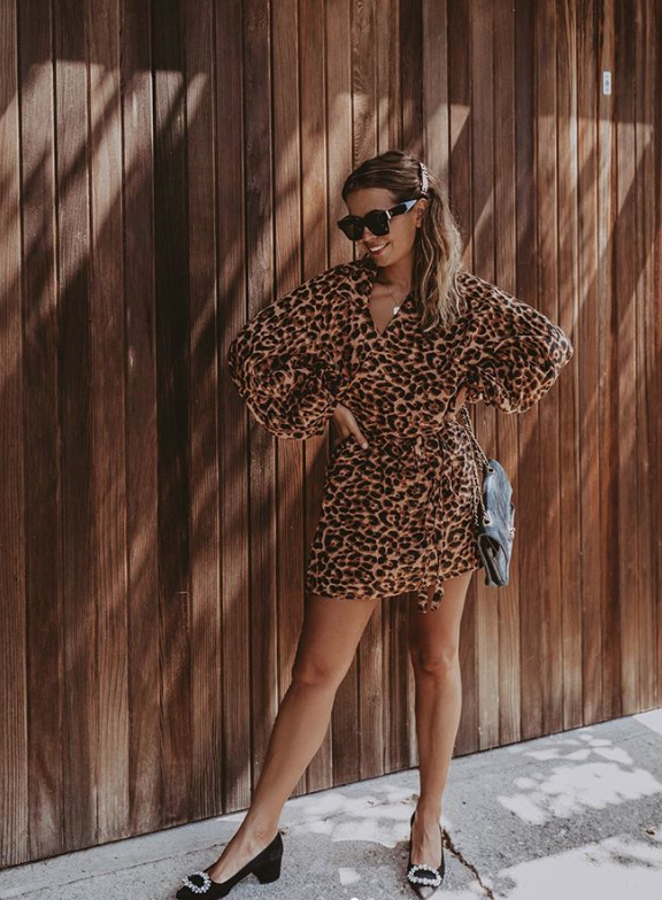 Para lucir la melena sin llevarla necesariamente en la cara, Sara Escudero recurre a dos grandes pasadores coordinados con su "look", con los que sela recoge lateralmente.