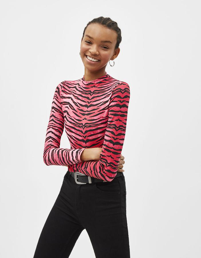 Camiseta con estampado de tigre en color rosa flúor, 12,99 euros.