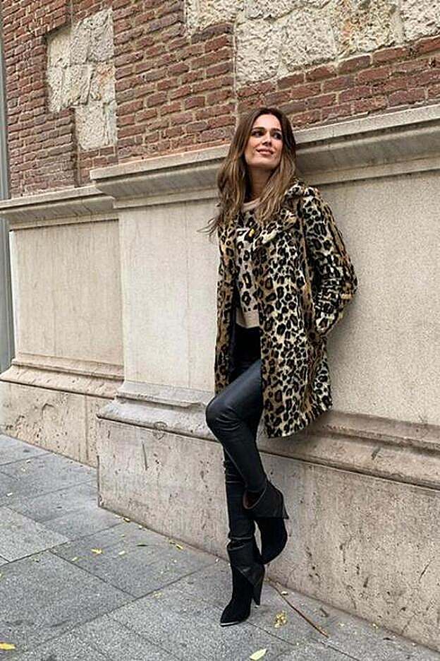 Mar Saura con jersey de Bershka y abrigo de Mango.