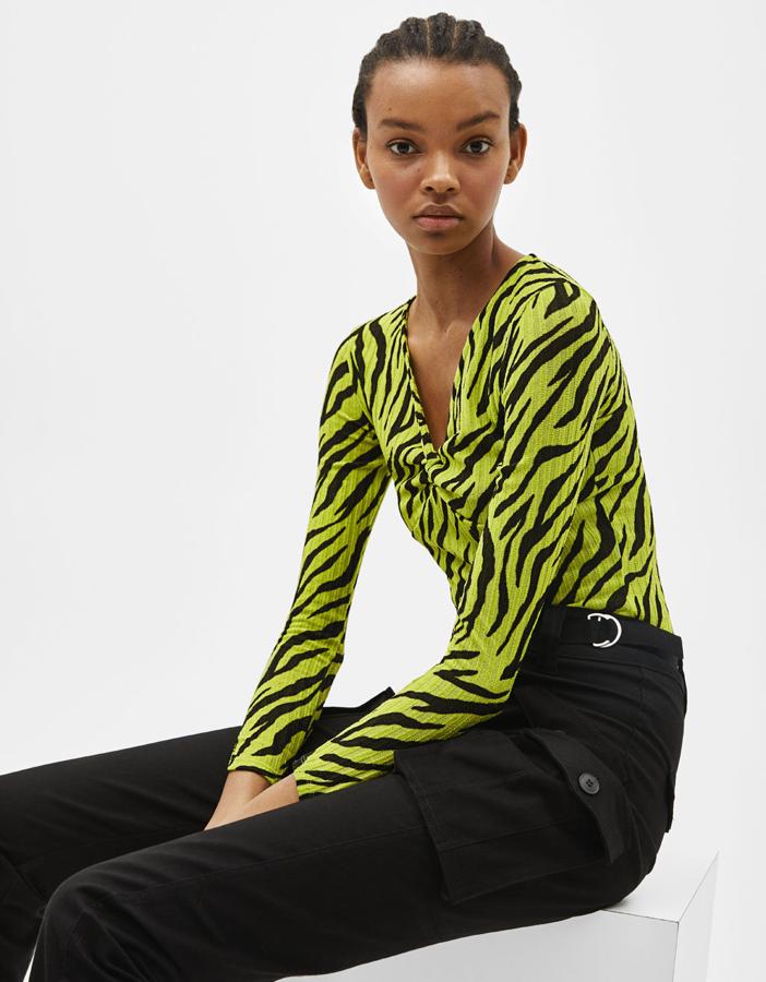 Jersey con estampado de cebra en color verde flúor, 15,99 euros.