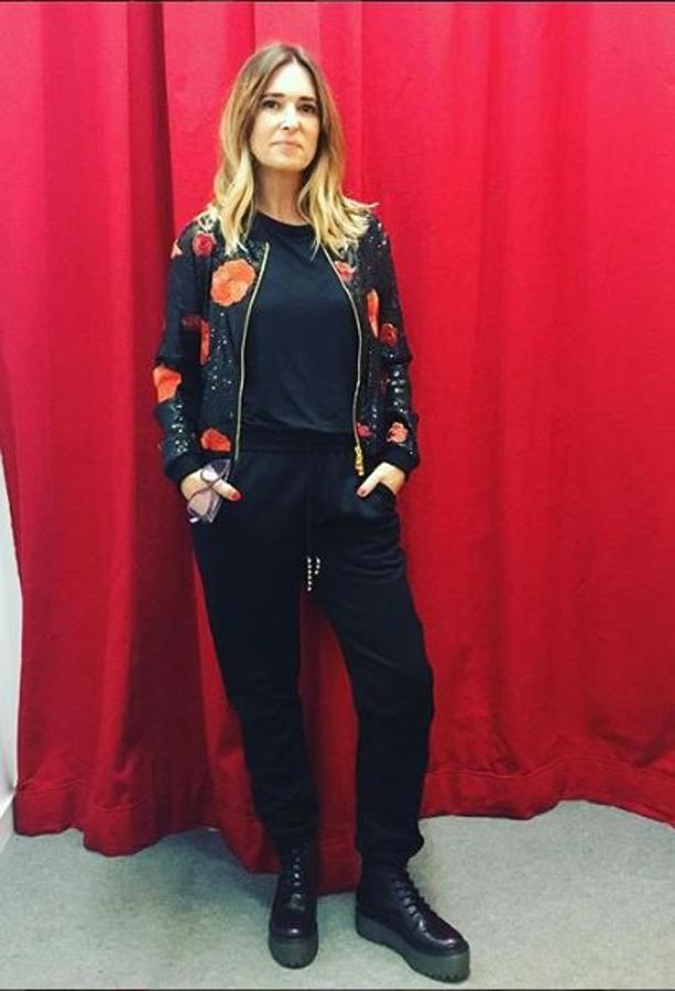 Este tipo de looks son los que mejor defiende. Lleva chaqueta de Lola Casademunt, pantalones de Pinko y botas de Bershka.