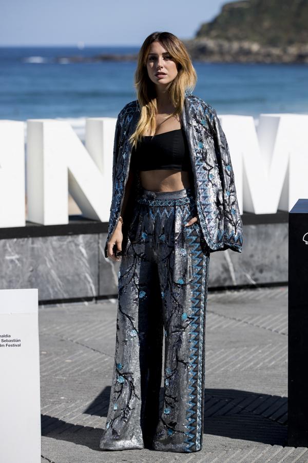 ¿ Lentejuelas y escotazo durante el día ? Si es con un traje tan espectacular como este dos piezas de Alberta Ferretti que lució Blanca Suárez en el Festival de San Sebastián, nuestro sí es rotundo.