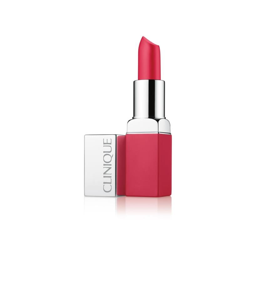 Living Coral tiene vida propia en Clinique a través de sus labiales como por ejemplo con el tono Coral Pop. Su fórmula ligera de alta pigmentación envuelve los labios en una cremosa capa de color mate y comodidad durante 8 horas. Al ser también base acondicionadora, alisa los labios para facilitar una aplicación uniforme en cada pasada. (25.50 €).