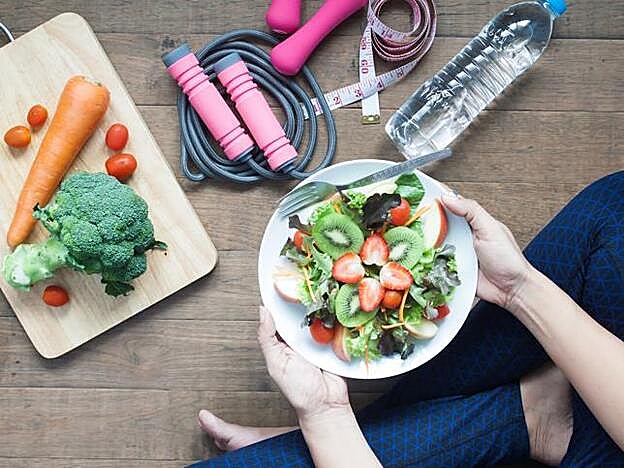 Hacer ejercicio y comer sano te ayudará a mantener tu peso controlado.