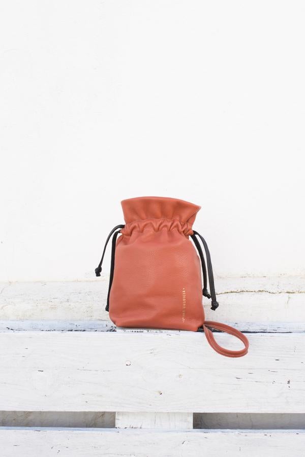Bolso bombonera en color 'living coral' de Lilian Urquieta (96 euros).