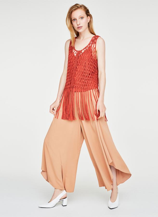 Top de croché en color 'living coral' de Uterqüe (99 euros).