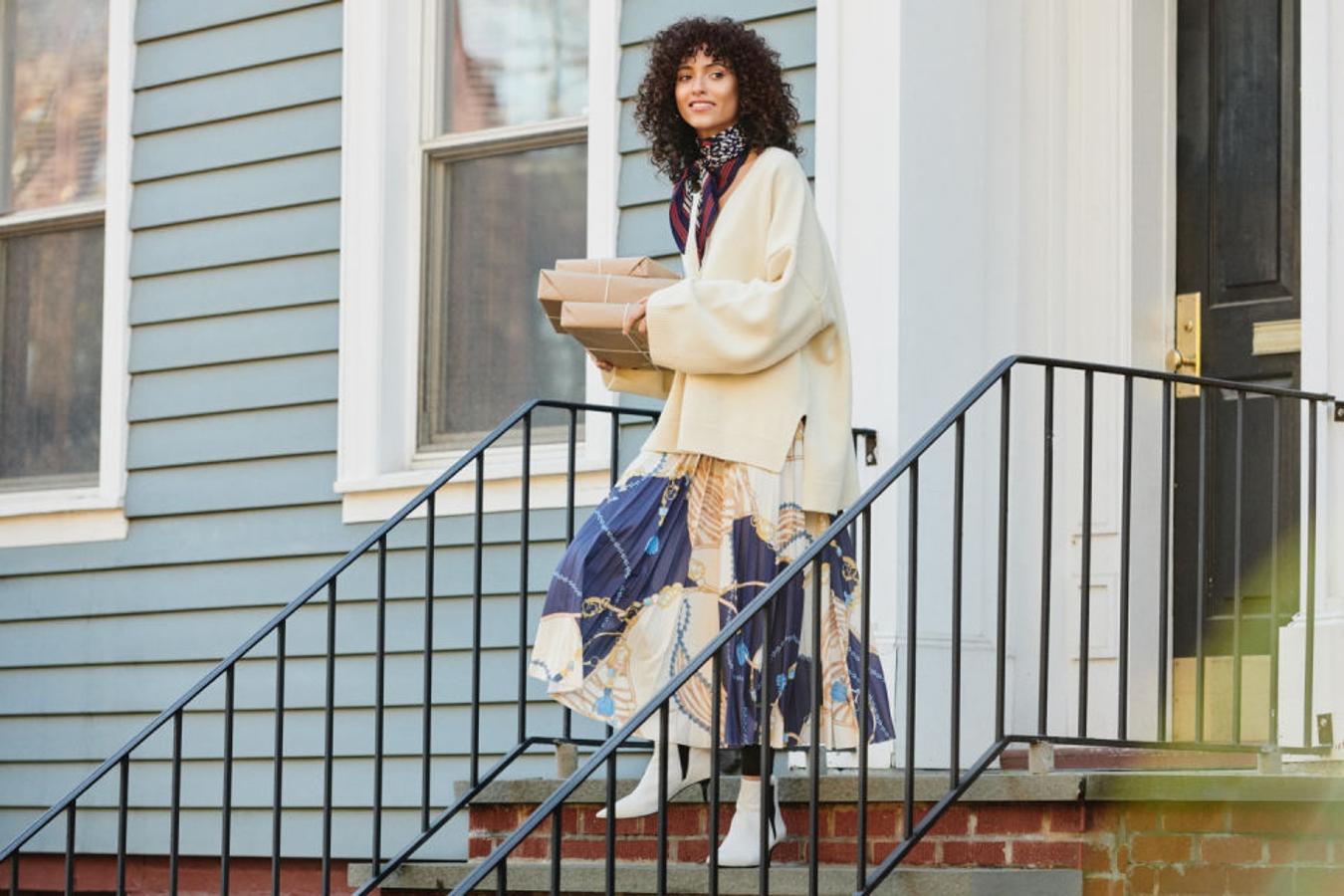 Un "look" al que no le falta detalle: botines de piel con tacón fino y elásticos laterales (59,99 euros), leggings negros, una fantástica falda estampada que aún está por llegar a H&M, pañuelo de satén (9,99 euros) y jersey oversize de lana con escote de pico delante y detrás, hombros marcadamente caídos, mangas largas amplias y bajo recto con aberturas laterales y la espalda algo más larga (59,99 euros).